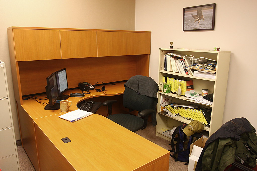 biurko z ergonomicznym krzesłem i monitorem