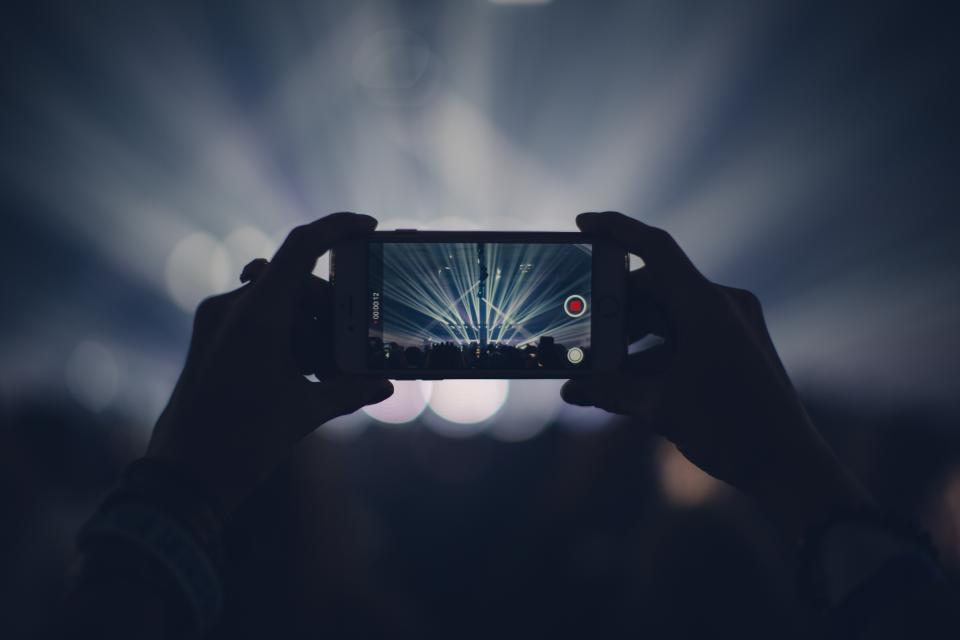 telefon z wyciszonymi powiadomieniami